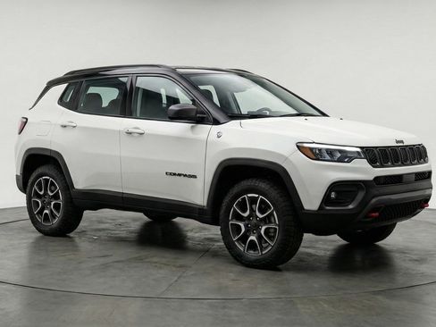 Used 2025 Jeep Compass Trailhawk image 1