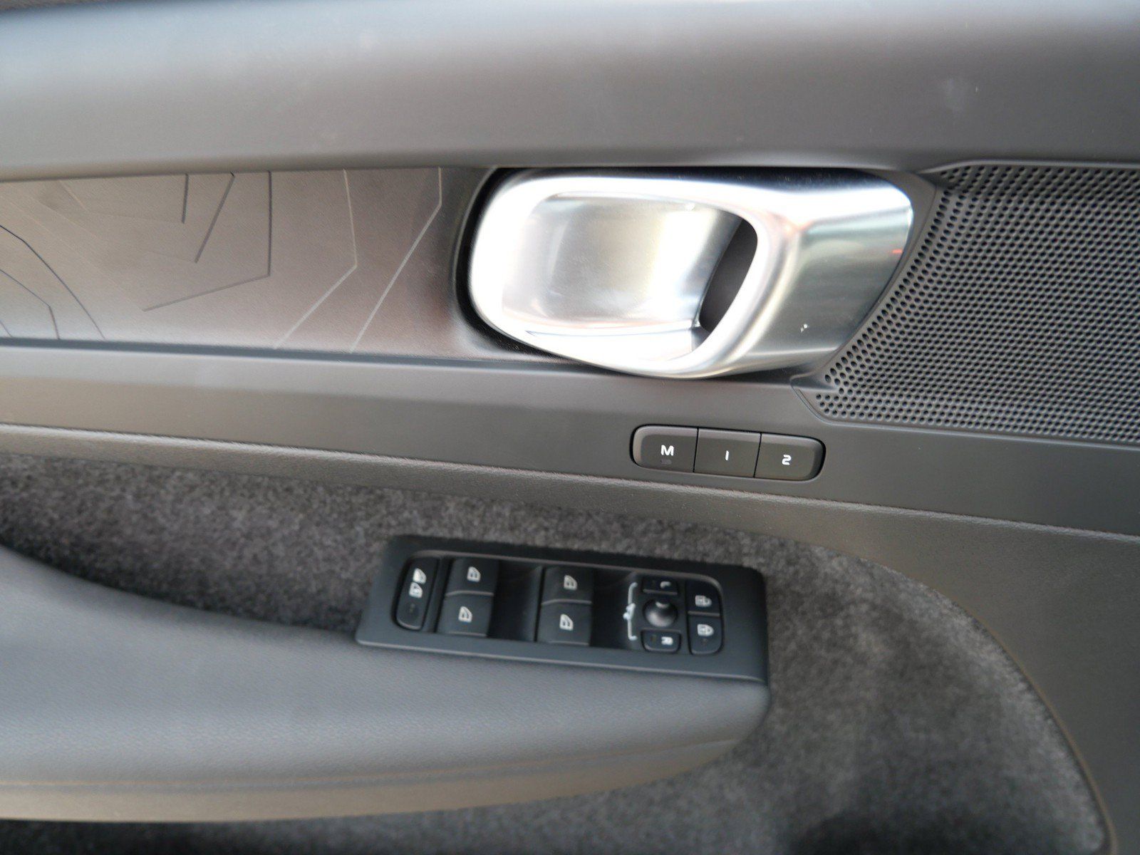 Used 2023 Volvo XC40 Recharge Plus w/ Protection Package Premier AWD/4WD image 17