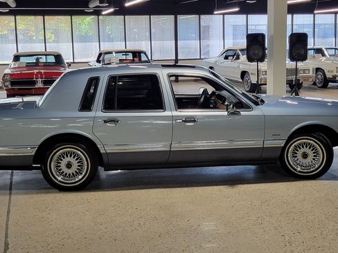 Used 1993 Lincoln Town Car Signature RWD image 38