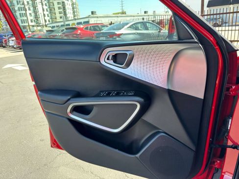 Used 2025 Kia Soul LX w/ LX Technology Package FWD image 18