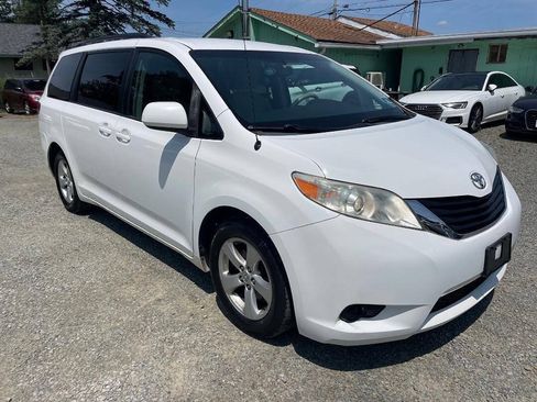 Used 2014 Toyota Sienna LE FWD image 4