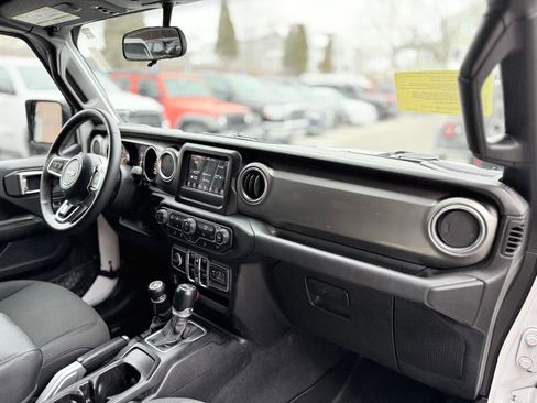 Used 2018 Jeep Wrangler Unlimited Sahara w/ Cold Weather Group image 10