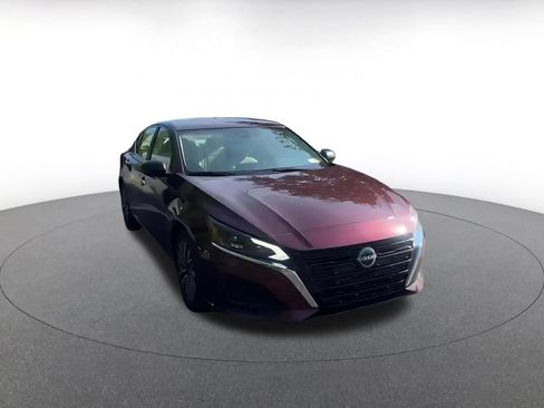 Used 2025 Nissan Altima 2.5 SV FWD image 3