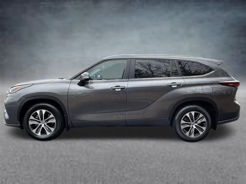 Used 2024 Toyota Highlander LE image 2