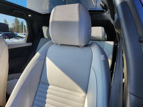 Used 2020 Land Rover Discovery Sport SE image 11