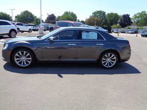 Used 2020 Chrysler 300 Touring w/ Chrome Appearance Package RWD image 11