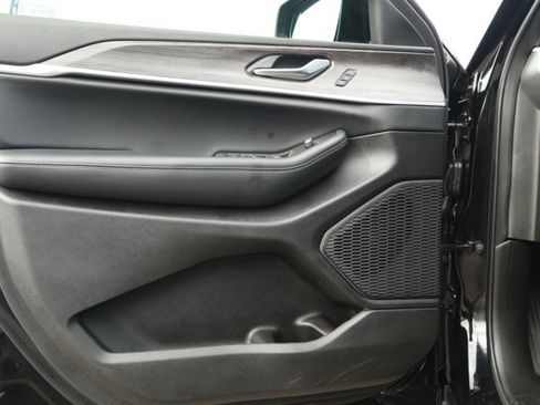 Used 2025 Jeep Grand Cherokee L Limited w/ Black Appearance Package image 23