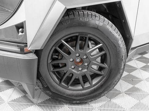 Used 2025 Tesla Cybertruck AWD Crew Cab image 34