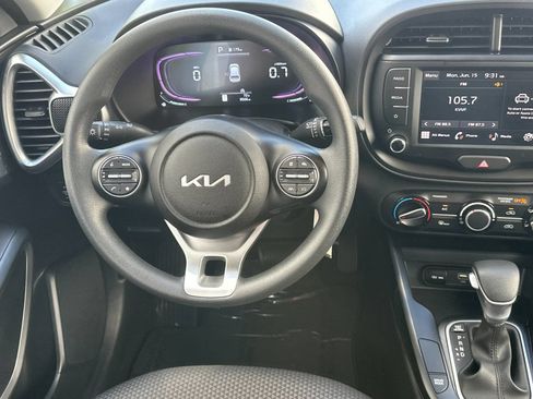Used 2025 Kia Soul LX w/ LX Technology Package FWD image 14