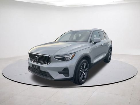 Used 2025 Volvo XC40 B5 Core image 3