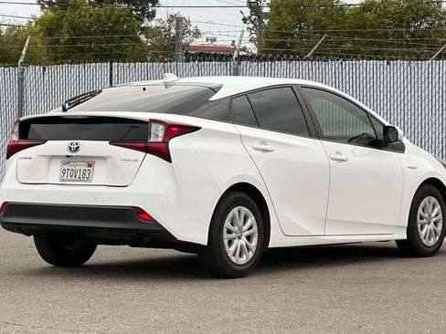 Used 2022 Toyota Prius LE FWD image 3