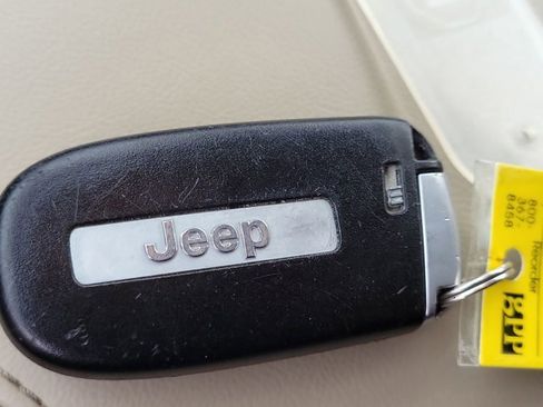 Used 2017 Jeep Grand Cherokee Limited image 35