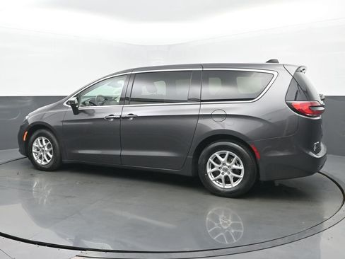 Used 2023 Chrysler Pacifica Touring-L FWD image 3