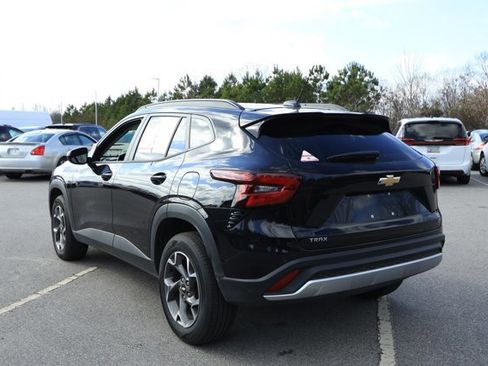 Used 2025 Chevrolet Trax LT image 8