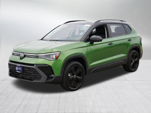 Certified 2025 Volkswagen Taos SE AWD/4WD image 3