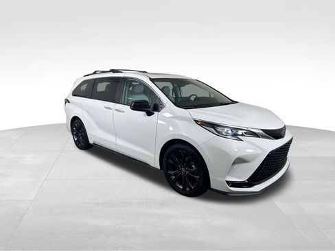 Used 2022 Toyota Sienna XSE image 8