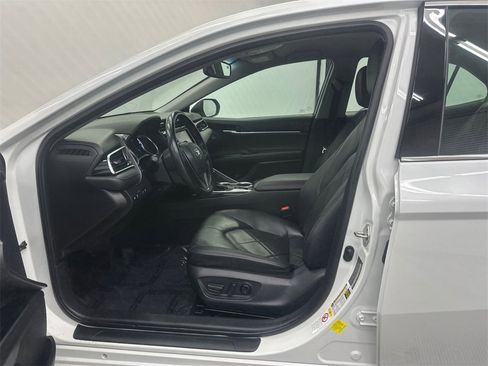 Used 2018 Toyota Camry XLE image 9
