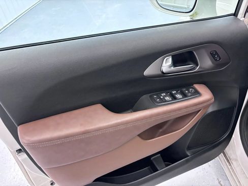 Used 2017 Chrysler Pacifica Limited w/ UConnect Theater Package FWD image 41