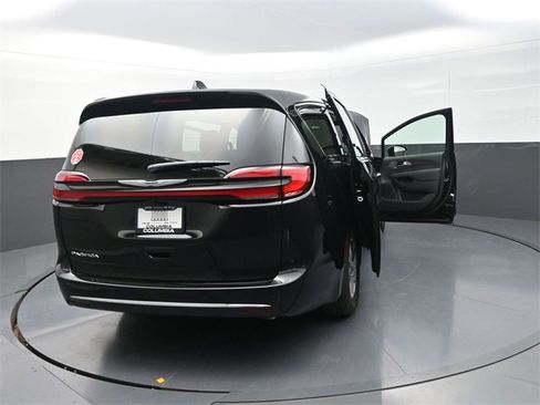 New 2026 Chrysler Pacifica Select image 30
