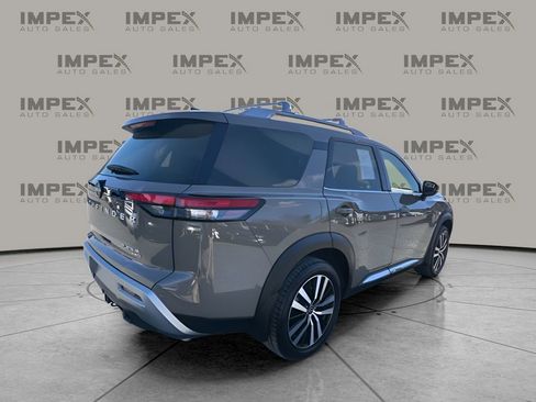 Used 2024 Nissan Pathfinder Platinum w/ Cargo Package image 5