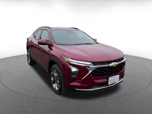 Used 2025 Chevrolet Trax LT w/ LT Convenience Package image 3