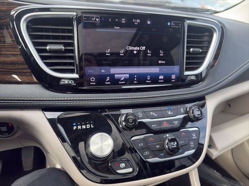 Used 2023 Chrysler Pacifica Limited image 8