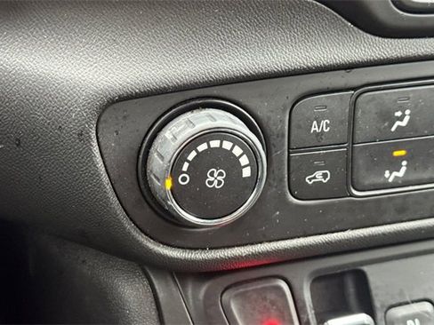 Used 2020 GMC Terrain SLE w/ Elevation Edition image 29