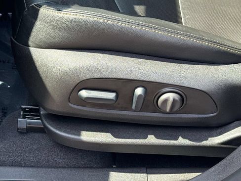 Used 2023 Chevrolet Equinox Premier FWD image 23
