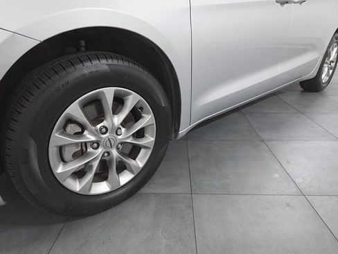 Used 2024 Chrysler Pacifica Touring-L image 28