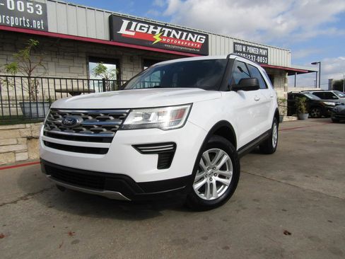 Used 2018 Ford Explorer XLT image 1