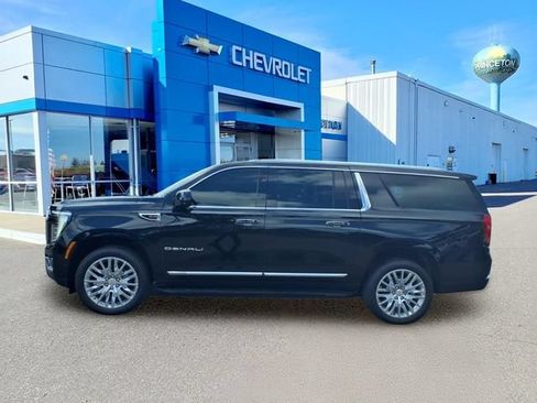 Used 2025 GMC Yukon XL Denali AWD/4WD image 7