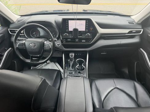 Used 2020 Toyota Highlander XLE AWD/4WD image 17