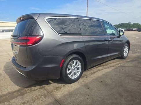Used 2023 Chrysler Pacifica Touring-L FWD image 3