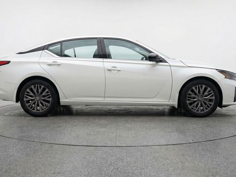 Used 2025 Nissan Altima 2.5 SV image 11