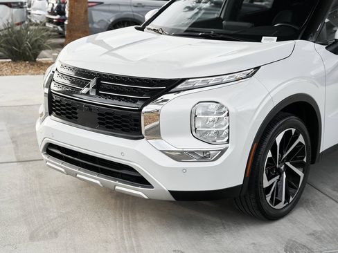 Used 2024 Mitsubishi Outlander SE image 5