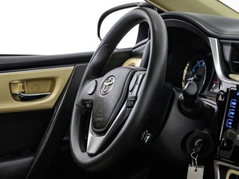 Used 2017 Toyota Corolla LE image 11