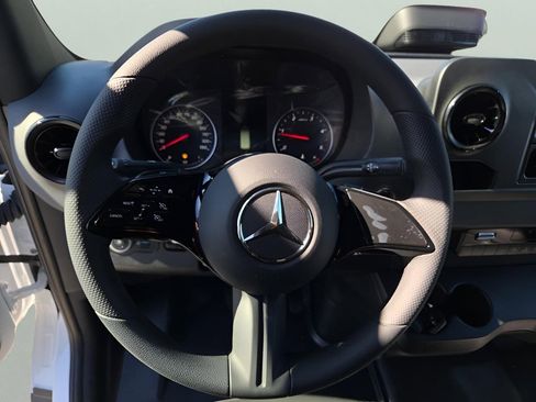 Used 2025 Mercedes-Benz Sprinter 2500 image 10