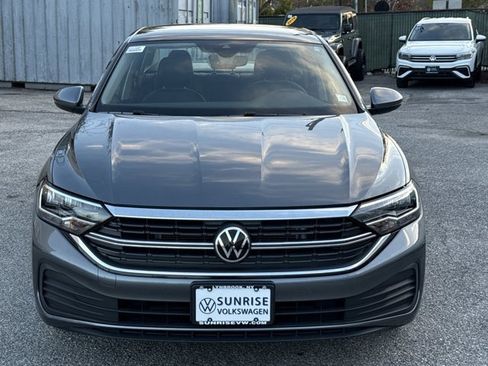 Used 2022 Volkswagen Jetta SE image 2