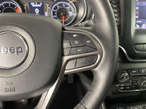 Used 2020 Jeep Cherokee Latitude Plus w/ Comfort/Convenience Group AWD/4WD image 37