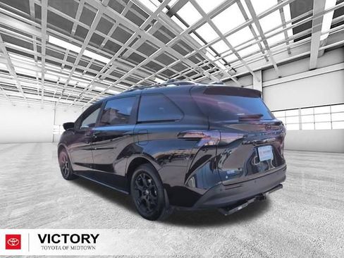 Used 2025 Toyota Sienna XLE Woodland Edition image 5