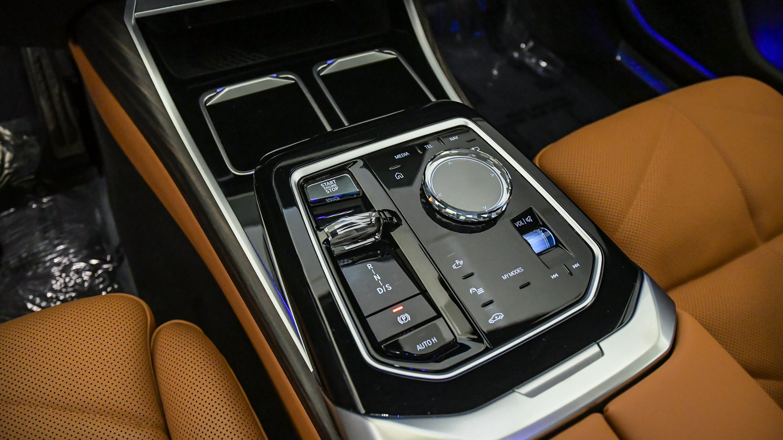 Certified 2024 BMW 740i w/ Premium Package RWD image 21