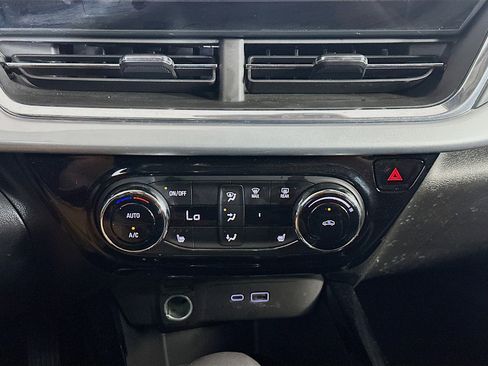 Used 2025 Chevrolet Trax LT w/ LT Convenience Package image 23