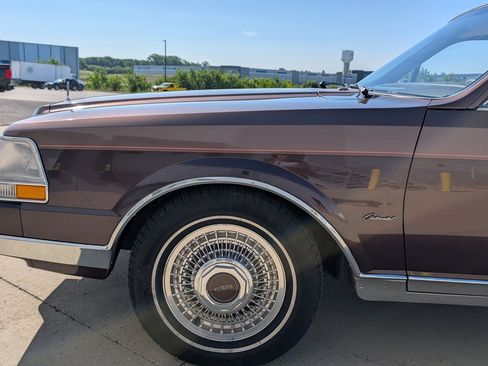 Used 1987 Lincoln Continental Signature RWD image 27