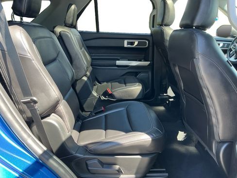 Used 2022 Ford Explorer XLT w/ Equipment Group 202A AWD/4WD image 18