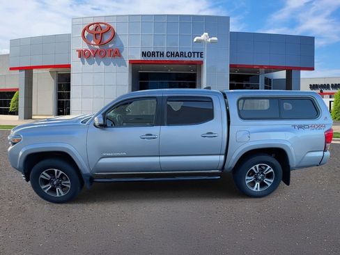 Used 2017 Toyota Tacoma TRD Sport image 6