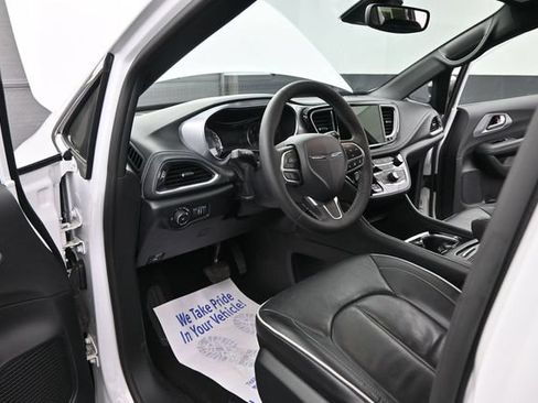 Used 2026 Chrysler Pacifica Limited FWD image 11