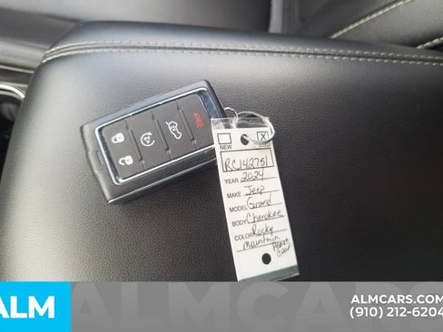 Used 2024 Jeep Grand Cherokee Limited 4xe AWD/4WD image 17