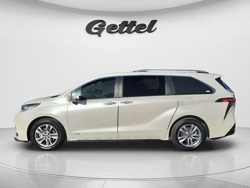 Used 2021 Toyota Sienna Limited image 15