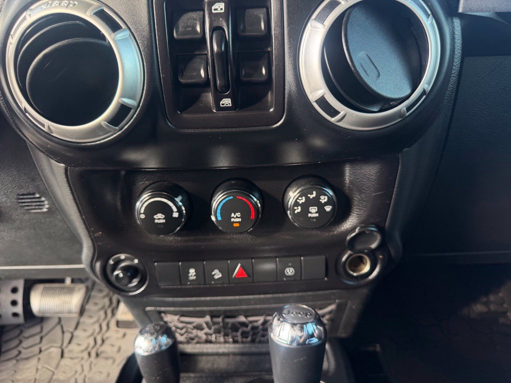 Used 2017 Jeep Wrangler Unlimited Sahara w/ Max Tow Package AWD/4WD image 32