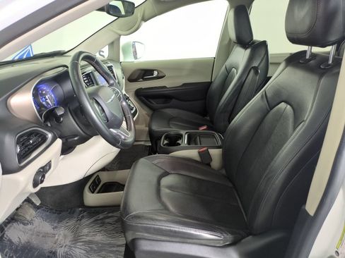 Used 2018 Chrysler Pacifica Touring-L FWD image 12